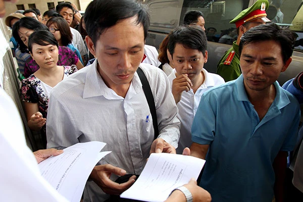 TP.HCM: Người dân xếp hàng cả tiếng chờ mua tiền lưu niệm ảnh 2