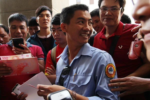 TP.HCM: Người dân xếp hàng cả tiếng chờ mua tiền lưu niệm ảnh 10