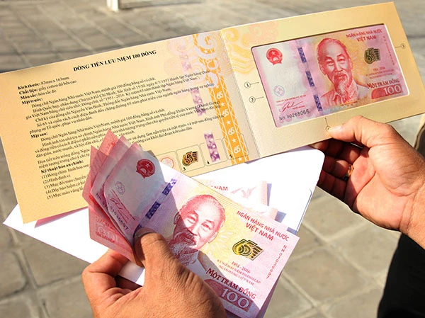 TP.HCM: Người dân xếp hàng cả tiếng chờ mua tiền lưu niệm ảnh 12