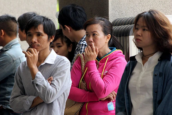 TP.HCM: Người dân xếp hàng cả tiếng chờ mua tiền lưu niệm ảnh 4