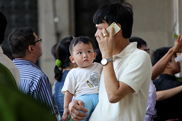 TP.HCM: Người dân xếp hàng cả tiếng chờ mua tiền lưu niệm ảnh 9