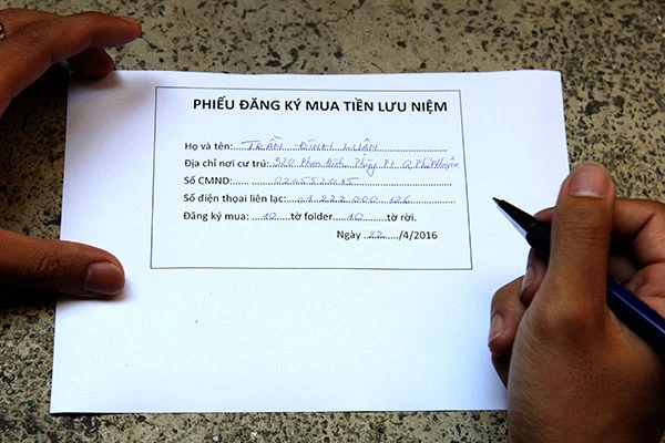 TP.HCM: Người dân xếp hàng cả tiếng chờ mua tiền lưu niệm ảnh 14