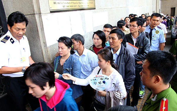 TP.HCM: Người dân xếp hàng cả tiếng chờ mua tiền lưu niệm ảnh 1