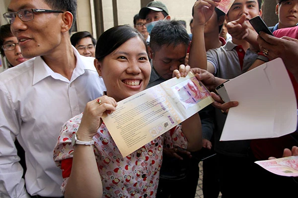 TP.HCM: Người dân xếp hàng cả tiếng chờ mua tiền lưu niệm ảnh 11