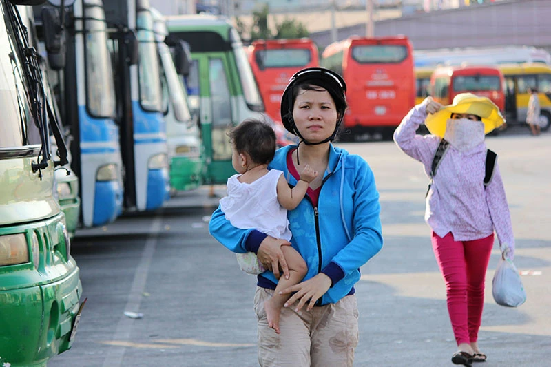 Người dân miền Tây lỉnh kỉnh đồ đạc trở lại TP.HCM sau lễ ảnh 10