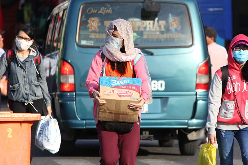 Người dân miền Tây lỉnh kỉnh đồ đạc trở lại TP.HCM sau lễ ảnh 11