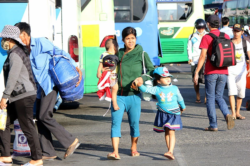 Người dân miền Tây lỉnh kỉnh đồ đạc trở lại TP.HCM sau lễ ảnh 12