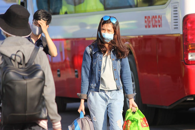 Người dân miền Tây lỉnh kỉnh đồ đạc trở lại TP.HCM sau lễ ảnh 13