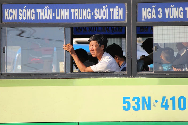 Người dân miền Tây lỉnh kỉnh đồ đạc trở lại TP.HCM sau lễ ảnh 14