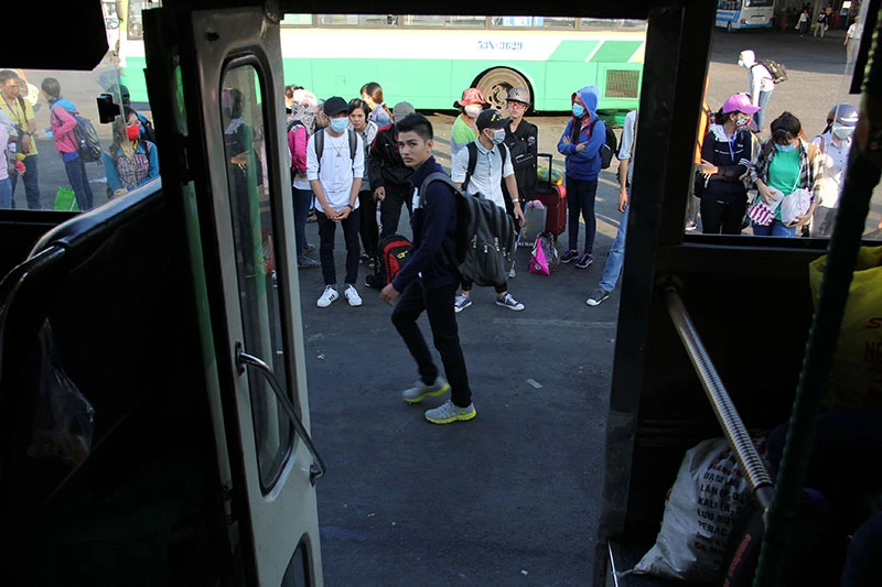 Người dân miền Tây lỉnh kỉnh đồ đạc trở lại TP.HCM sau lễ ảnh 18