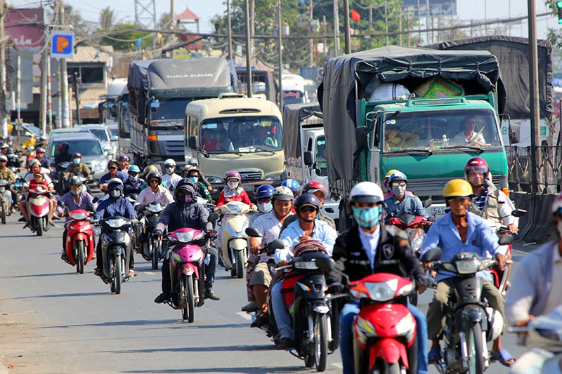 Người dân miền Tây lỉnh kỉnh đồ đạc trở lại TP.HCM sau lễ ảnh 1