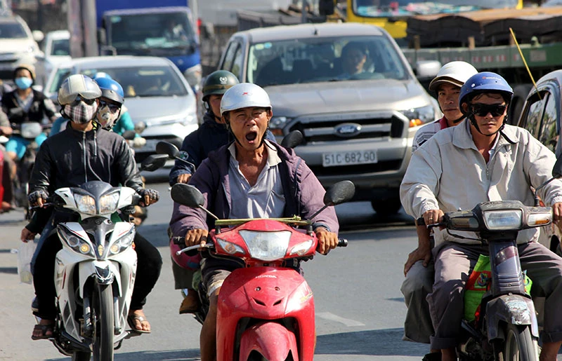 Người dân miền Tây lỉnh kỉnh đồ đạc trở lại TP.HCM sau lễ ảnh 2