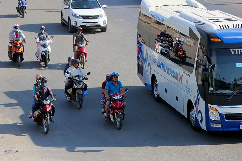 Người dân miền Tây lỉnh kỉnh đồ đạc trở lại TP.HCM sau lễ ảnh 4