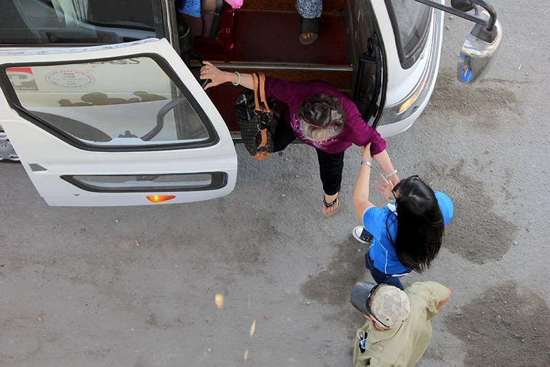 Người dân miền Tây lỉnh kỉnh đồ đạc trở lại TP.HCM sau lễ ảnh 5