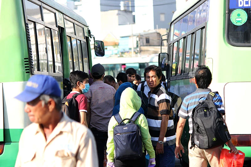 Người dân miền Tây lỉnh kỉnh đồ đạc trở lại TP.HCM sau lễ ảnh 6