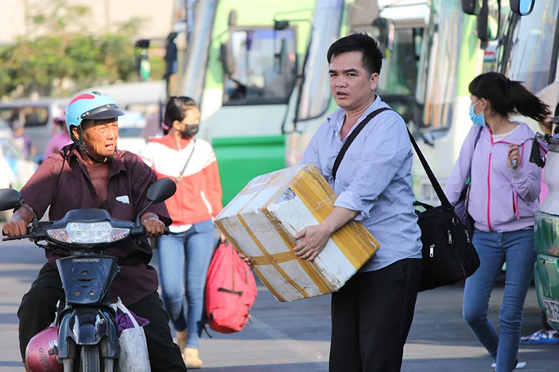 Người dân miền Tây lỉnh kỉnh đồ đạc trở lại TP.HCM sau lễ ảnh 9