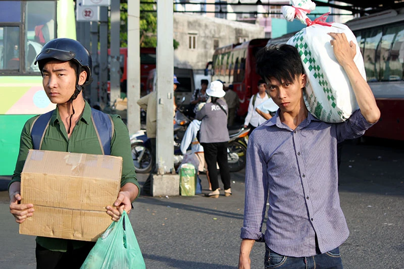 Người dân miền Tây lỉnh kỉnh đồ đạc trở lại TP.HCM sau lễ ảnh 15