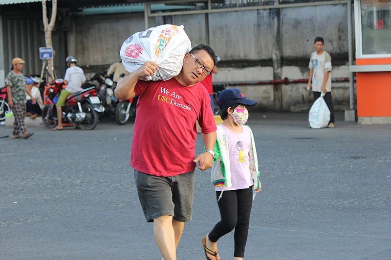 Người dân miền Tây lỉnh kỉnh đồ đạc trở lại TP.HCM sau lễ ảnh 16