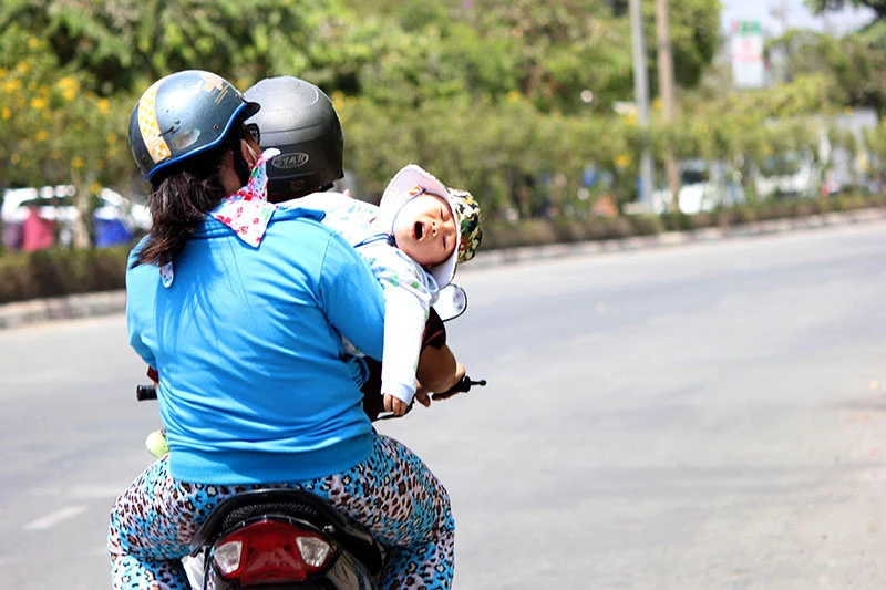 Người Sài Gòn gồng mình vượt qua cái nắng cuối mùa ảnh 11