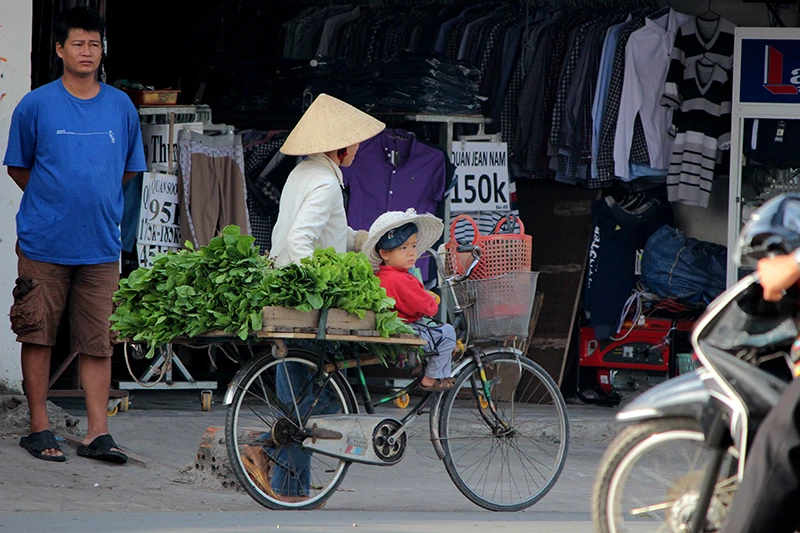 Người Sài Gòn gồng mình vượt qua cái nắng cuối mùa ảnh 14