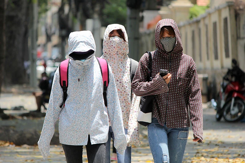 Người Sài Gòn gồng mình vượt qua cái nắng cuối mùa ảnh 1