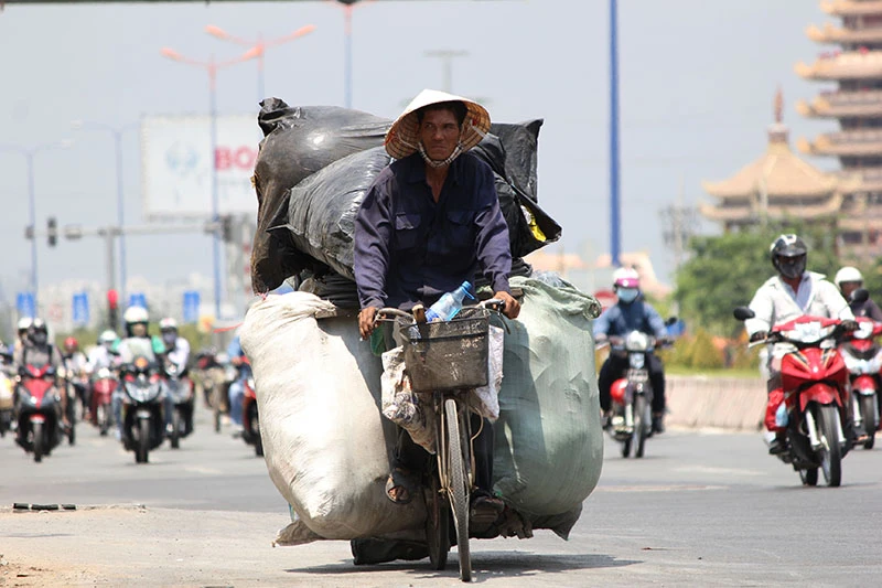 Người Sài Gòn gồng mình vượt qua cái nắng cuối mùa ảnh 12