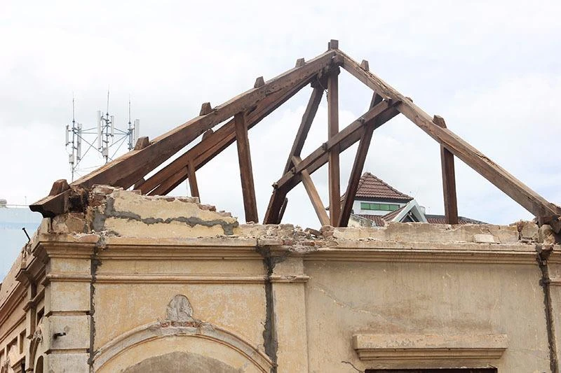 Phần nóc nhà bị bỏ dỡ vì công trình đang đình chỉ.