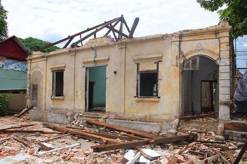 bên ngoài căn biệt thự bị đâp bỏ