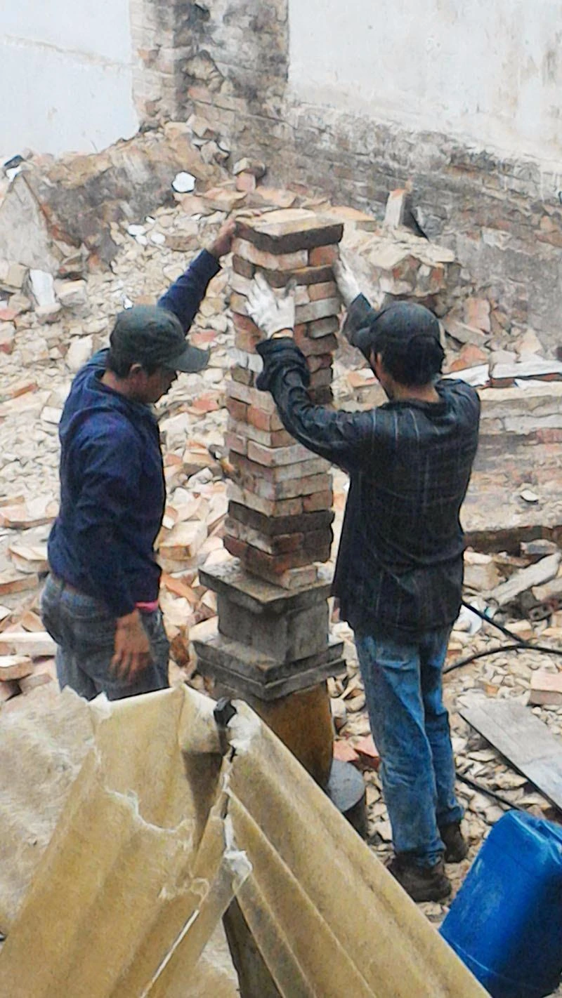 Công nhân xếp gạch sau khi tháo xuống.