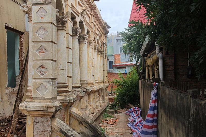 Hàng cột ngôi biệt thự.