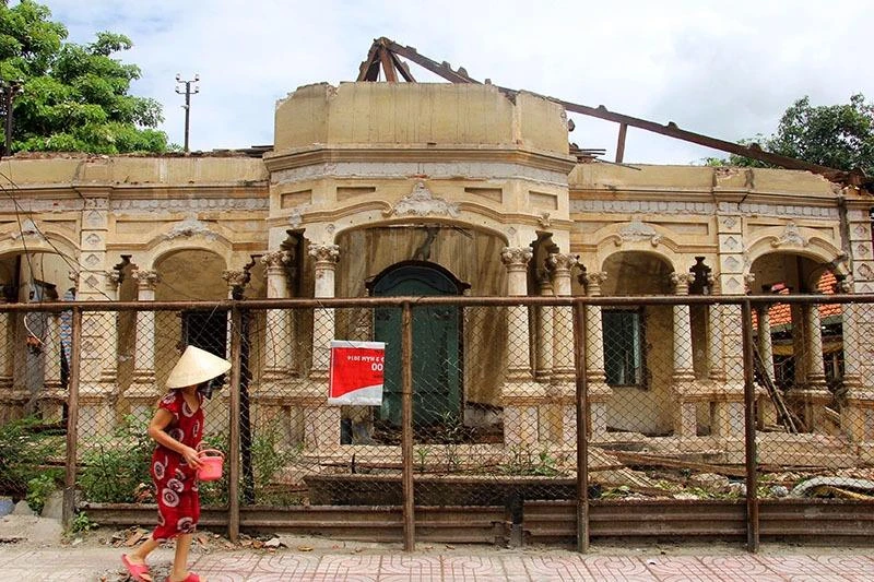 Mặt tiền ngôi biệt thự bị tháo dỡ chỉ còn trơ khung.