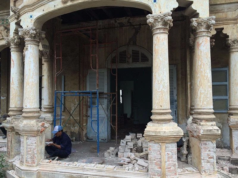 Ngôi biệt thự cổ hơn 100 tuổi chỉ còn bức tường, ngổn ngang gạch, gỗ