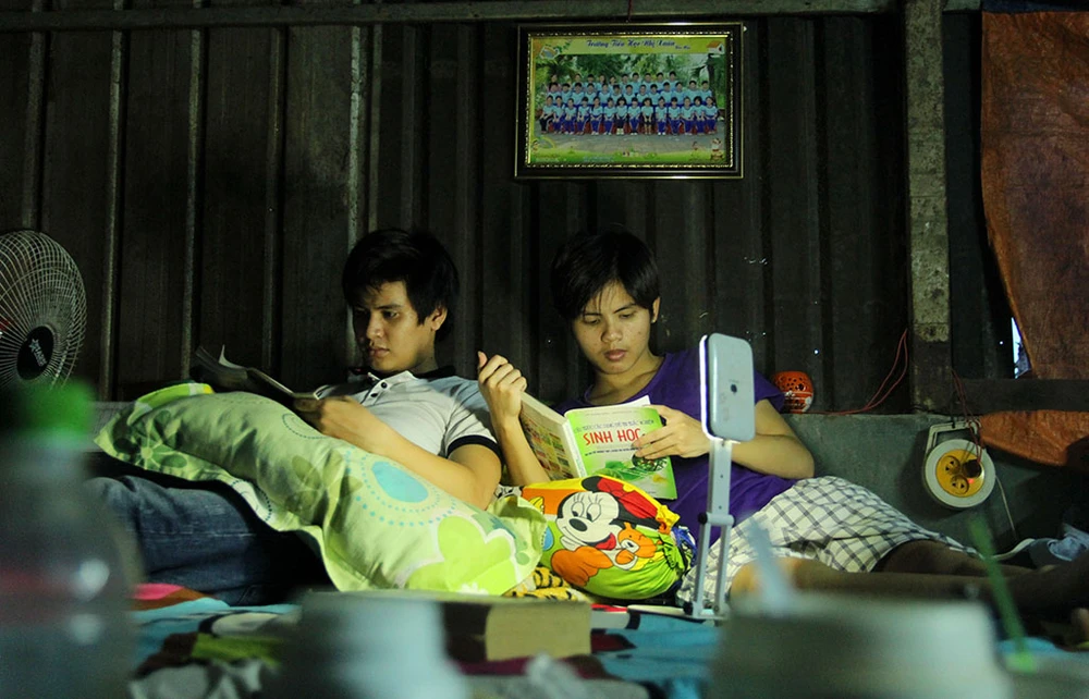 Chùm ảnh: 3 cha con cùng lên đường ứng thí ảnh 5