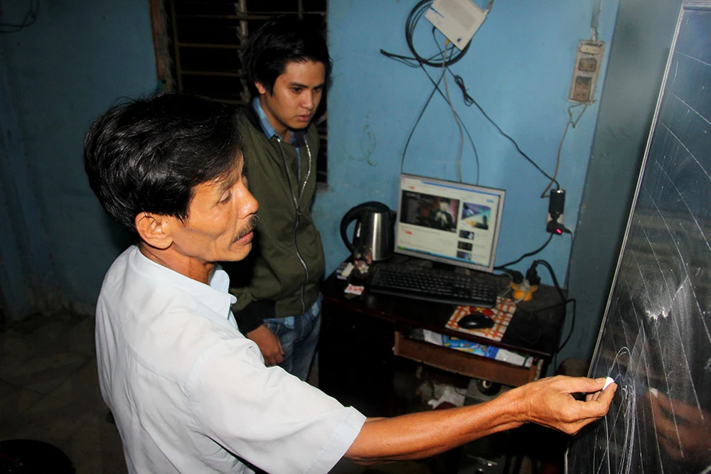 Chùm ảnh: 3 cha con cùng lên đường ứng thí ảnh 8