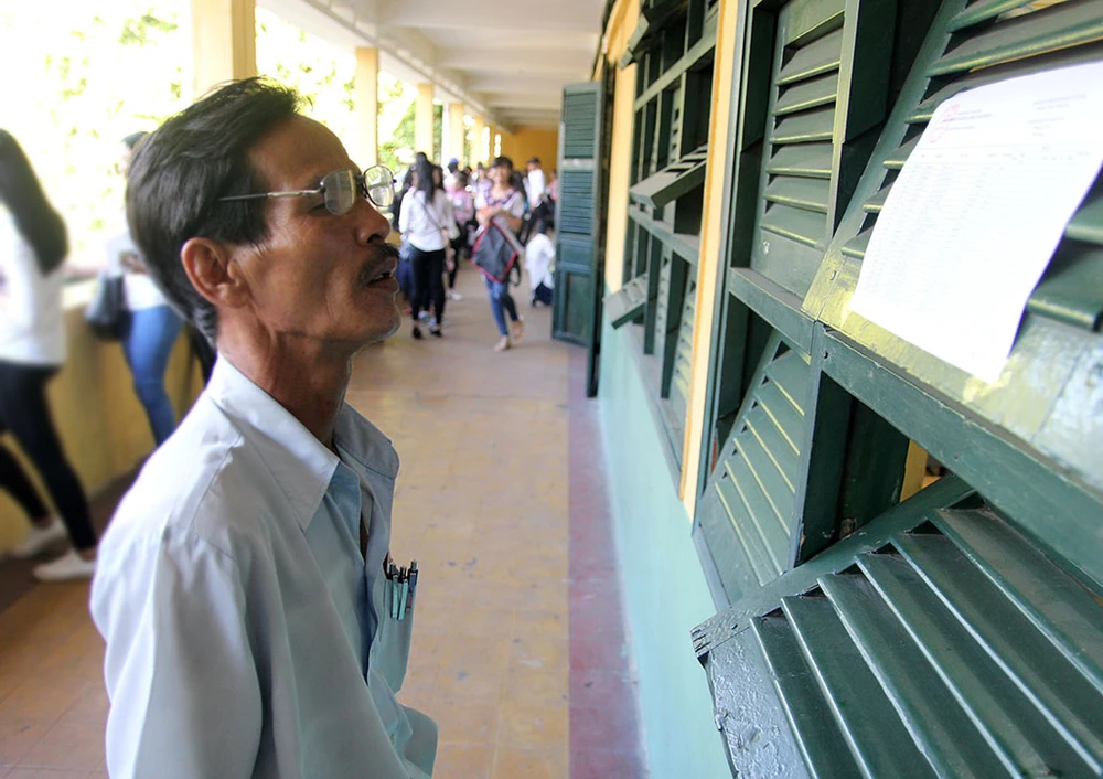 Chùm ảnh: 3 cha con cùng lên đường ứng thí ảnh 12