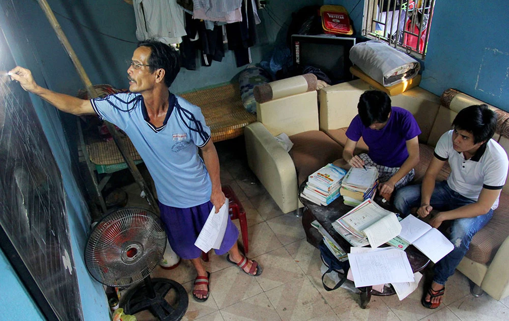 Chùm ảnh: 3 cha con cùng lên đường ứng thí ảnh 1