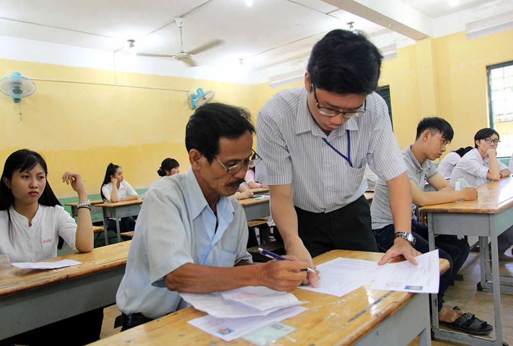 Chùm ảnh: 3 cha con cùng lên đường ứng thí ảnh 14