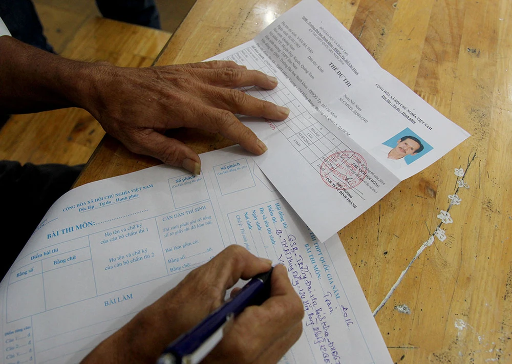 Chùm ảnh: 3 cha con cùng lên đường ứng thí ảnh 15