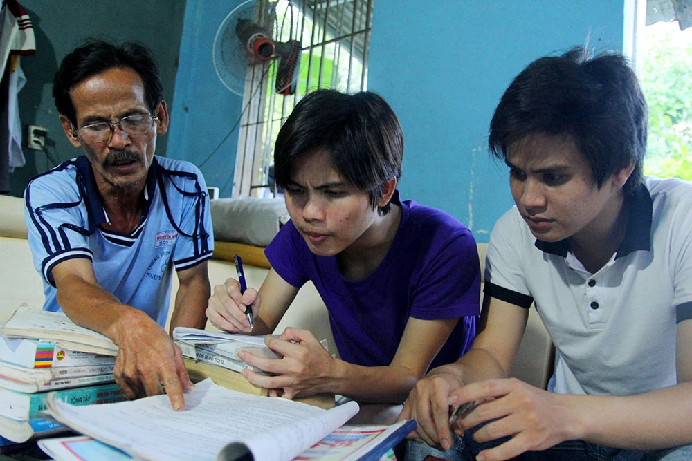 Chùm ảnh: 3 cha con cùng lên đường ứng thí ảnh 2