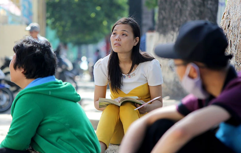 phụ huynh chờ con