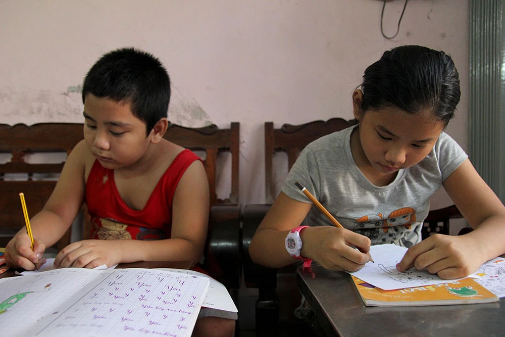 Vợ chồng giáo viên hơn 20 năm dạy miễn phí cho học sinh nghèo ảnh 3