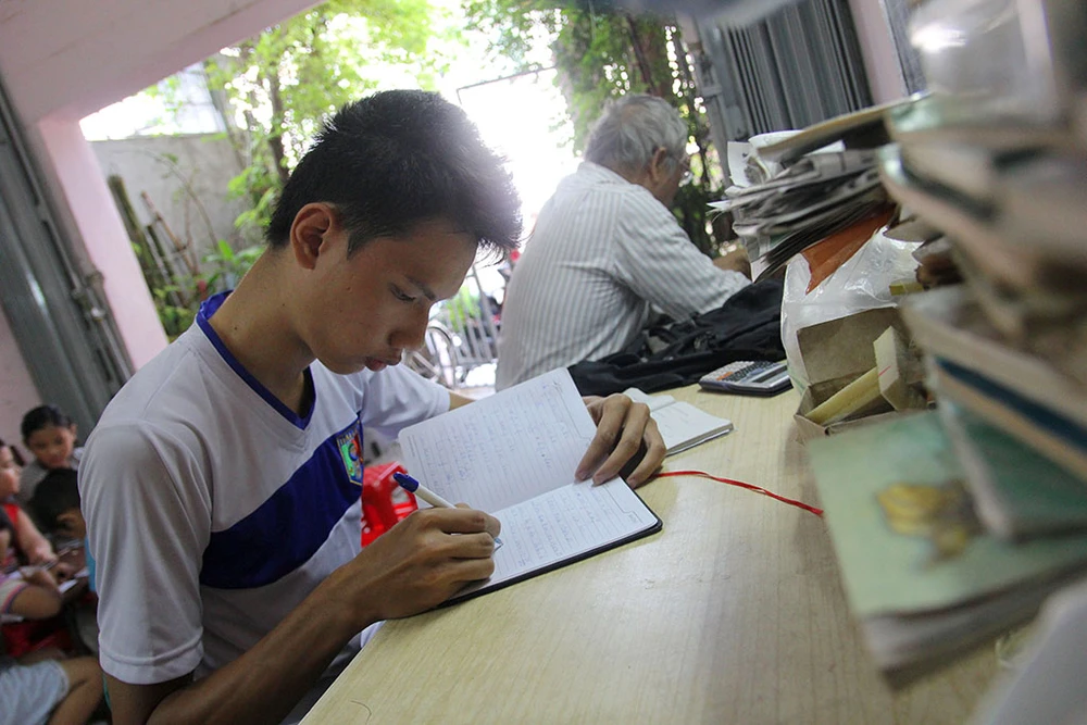 Vợ chồng giáo viên hơn 20 năm dạy miễn phí cho học sinh nghèo ảnh 4