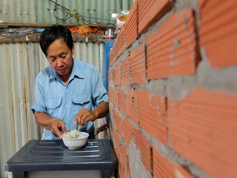 anh Nghị chăm sóc các con