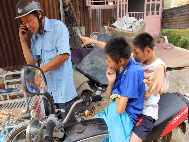 anh nghị đưa con đi cắt tóc