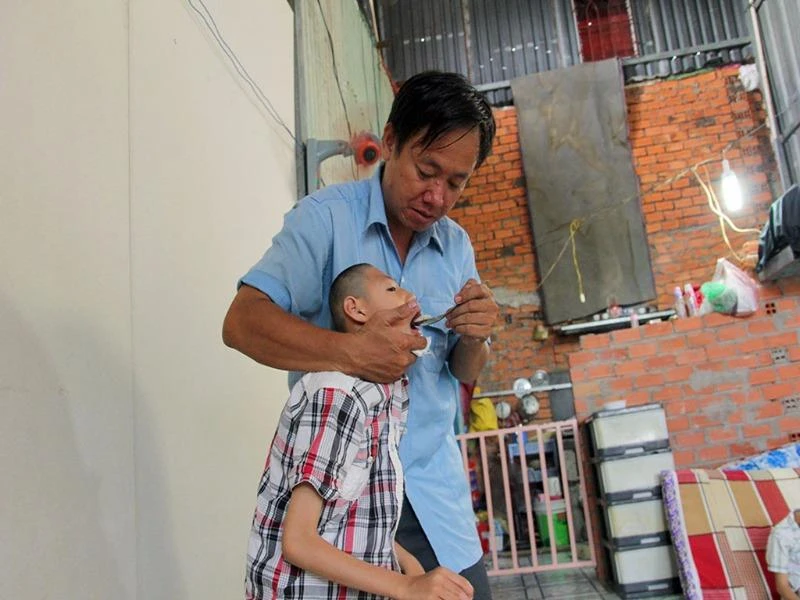 iệc đút cơm cho hai đứa con là không hề dễ dàng 