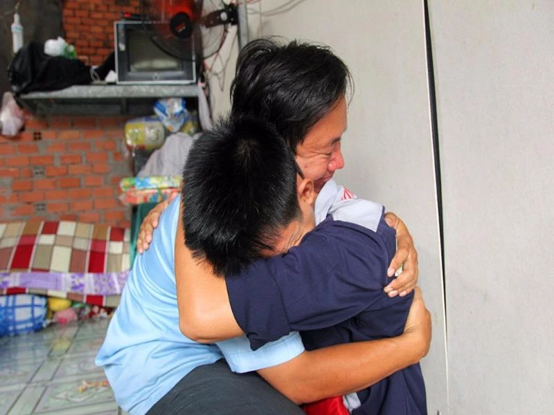 Những người không hề quen biết đến thăm hoàn cảnh của anh không cầm được nước mắt.Những người không hề quen biết đến thăm hoàn cảnh của anh không cầm được nước mắt.