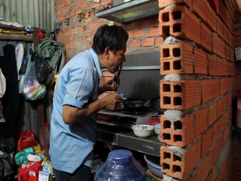 Anh Nghị nhặt kỹ từng xương cá trước khi đút cho các con ăn.