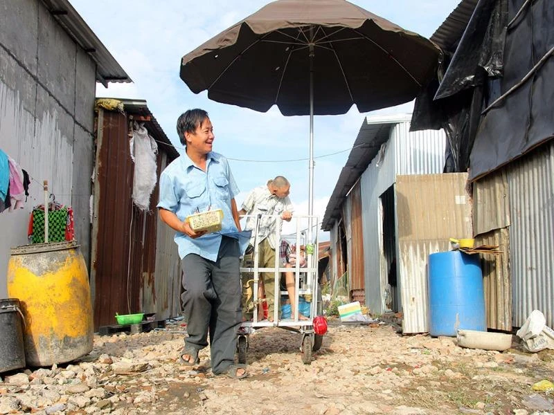 Những lúc bán gần trong xóm thì anh tự kéo xe cho hai con ngồi sau.