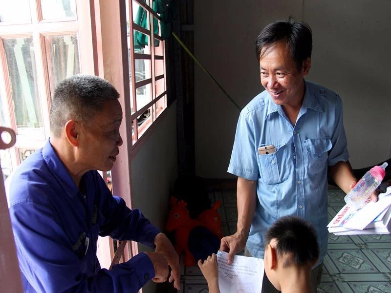 Hai cha con mừng vui ra nhận được quà từ một người bạn ở quê gửi tặng.