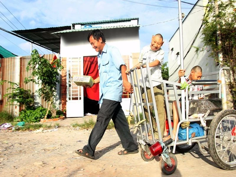 cha đưa con đi bán kẹo